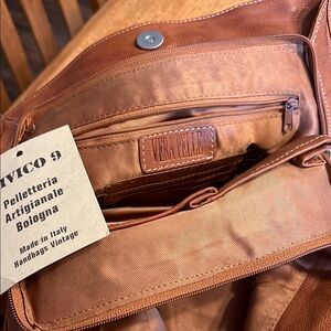 Vera Pelle Brown Leather Messenger Bag with Classic Design